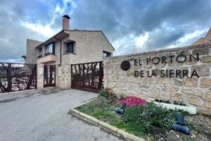 Hotel y Apartamentos El Port&oacute;n de la Sierra