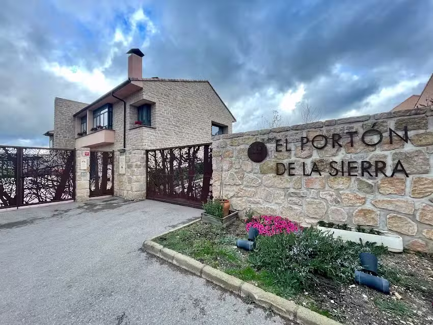 Hotel y Apartamentos El Port&oacute;n de la Sierra