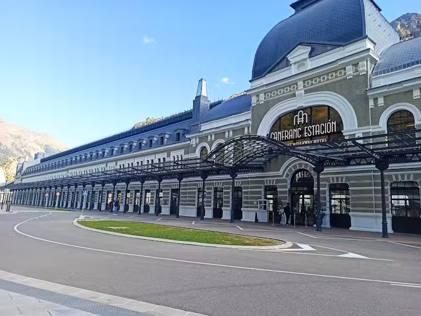 La familia, Canfranc-Estaci&oacute;n