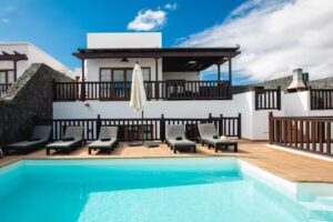 Large Holiday Rental Villa &ndash; Villa Vista Reina &ndash; Playa Blanca Lanzarote &ndash; 6 Bedroom 5 Bathroom Villa to Rent