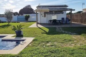 Las Casitas de la Barrosa con jard&iacute;n y piscina privada