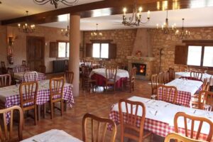 Los Centenares &ndash; Restaurante, Hotel Rural y Albergue (978 783 504)
