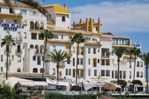 Park Plaza Suites Apartments