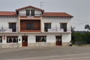 PENSI&Oacute;N Oyambre y Apartamentos El Peral