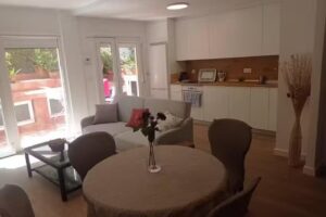 Piso con terraza junto a la playa