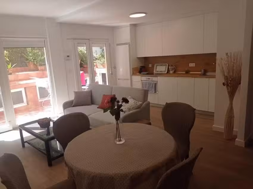 Piso con terraza junto a la playa