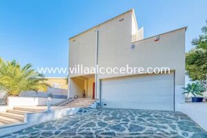Preciosa villa con piscina, jard&iacute;n y vistas al mar en Alcoc&eacute;ber (Alcocebre)