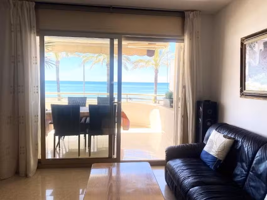 R151 Beachfront Apartment in Calafell