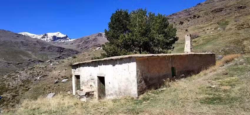 Refugio Horcajo de Trev&eacute;lez 2184m