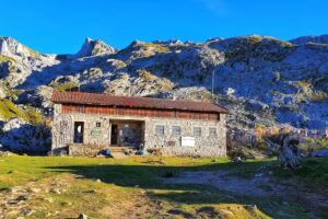 Refugio Vegarredonda (1.460 m.)