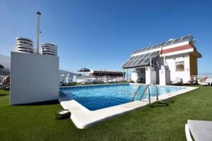 Skyview Hotel by LIVVO