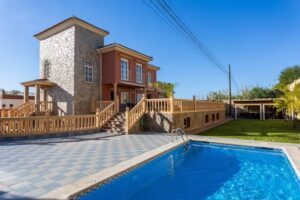 Sun, Relax, Climatized Pool & Steps to the Beach