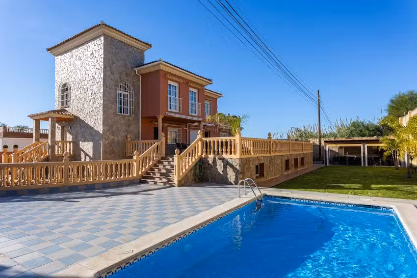 Sun, Relax, Climatized Pool & Steps to the Beach