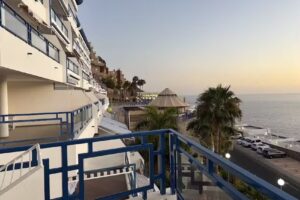 Sunny Modern Apartment &ndash; Sea View and Beach Access