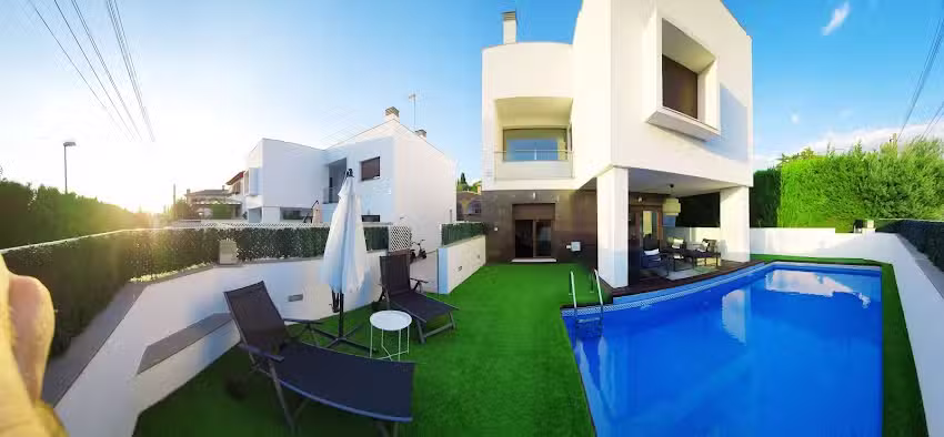 Taza de plata y m&aacute;s casas