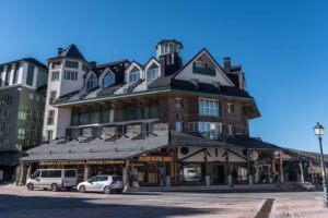 Todosierranevada -Zona Baja &ndash; Junto a los telecabinas