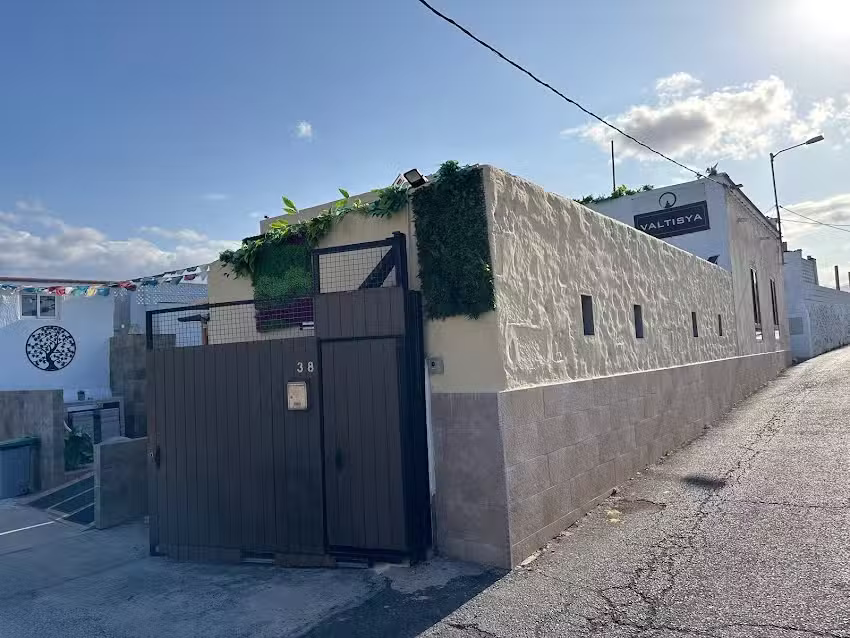 Valtisya House Pool and airport