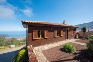 Villa de Monta&ntilde;a ilusi&oacute;n by BEST HOUSES COLLECTION