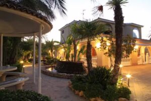 Villa Iluminada con piscina y barbacoa &ndash; Holiday villa Elche | Villa Holidays Elche