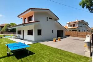 ☀️ Villa Vald&eacute;s | Chalet Vacacional con piscina, BBQ y sala de juegos