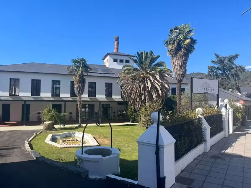 Vi&ntilde;a Femita. Hotel, Albergue y Restaurante