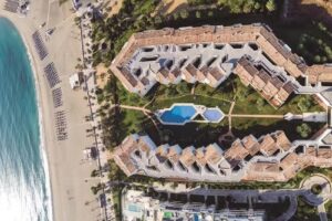 WHISPERING PALMS APARTMENT