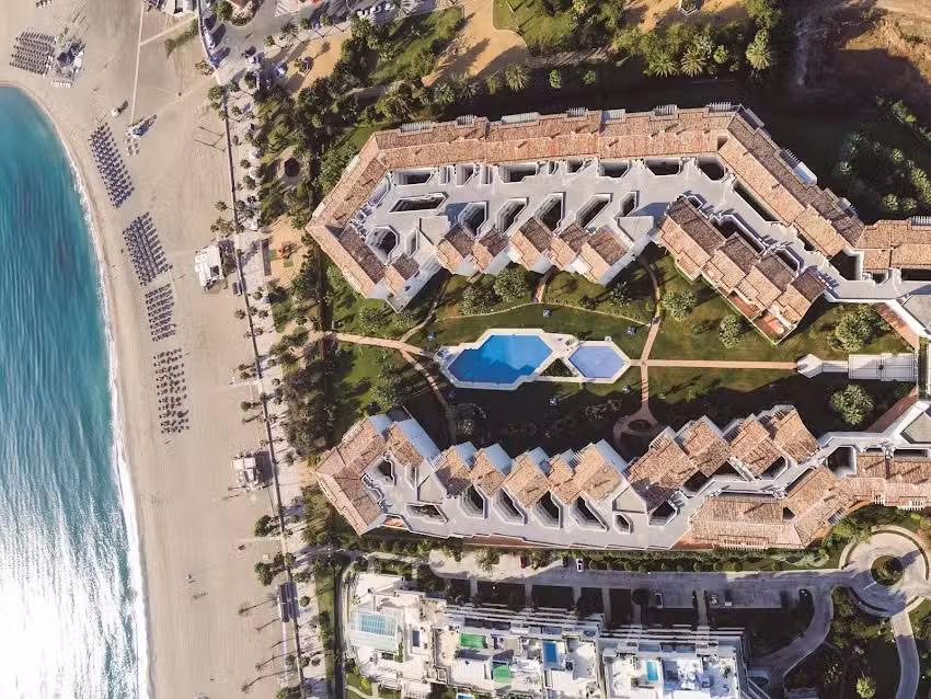 WHISPERING PALMS APARTMENT